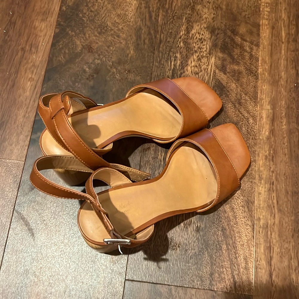 Heels, worn a couple of times, minimal scuffs in good condition!